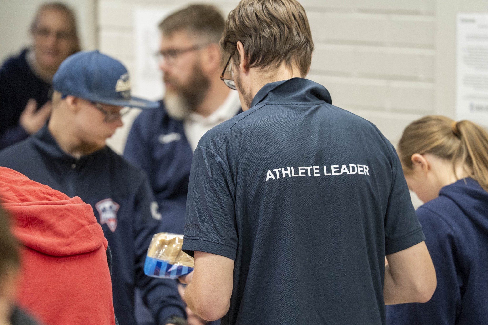 Athlete Leader Sami selkä kameraan päin.